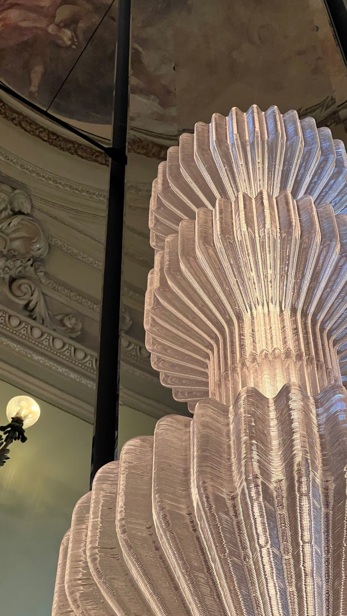 Luminaria de grande porte impressa em 3D, com nervuras verticais e camada aparente